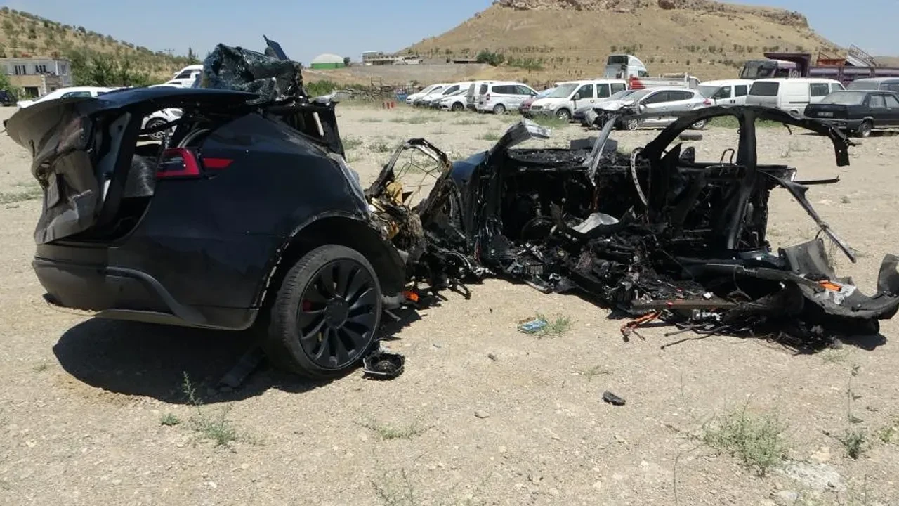 Direğe çarpan Tesla ikiye bölündü! 2 kişi feci şekilde hayatını kaybetti