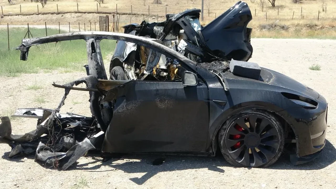 Direğe çarpan Tesla ikiye bölündü! 2 kişi feci şekilde hayatını kaybetti