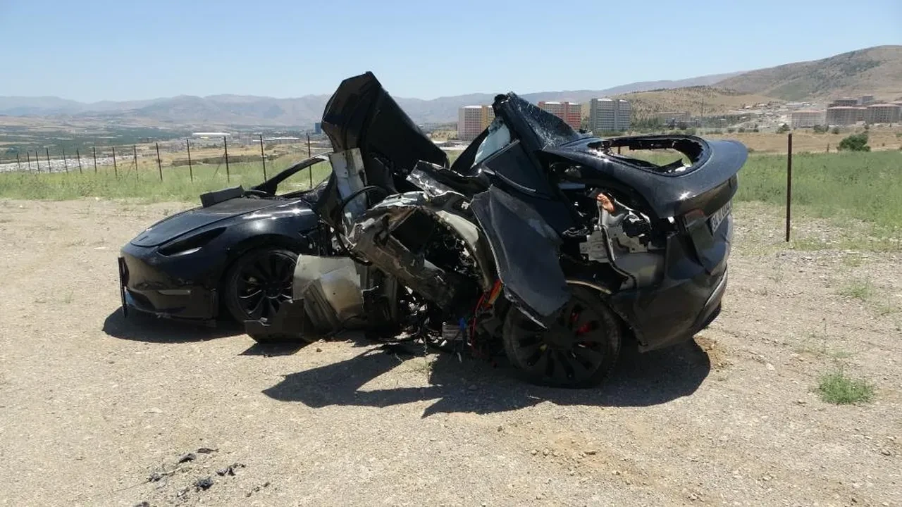 Direğe çarpan Tesla ikiye bölündü! 2 kişi feci şekilde hayatını kaybetti