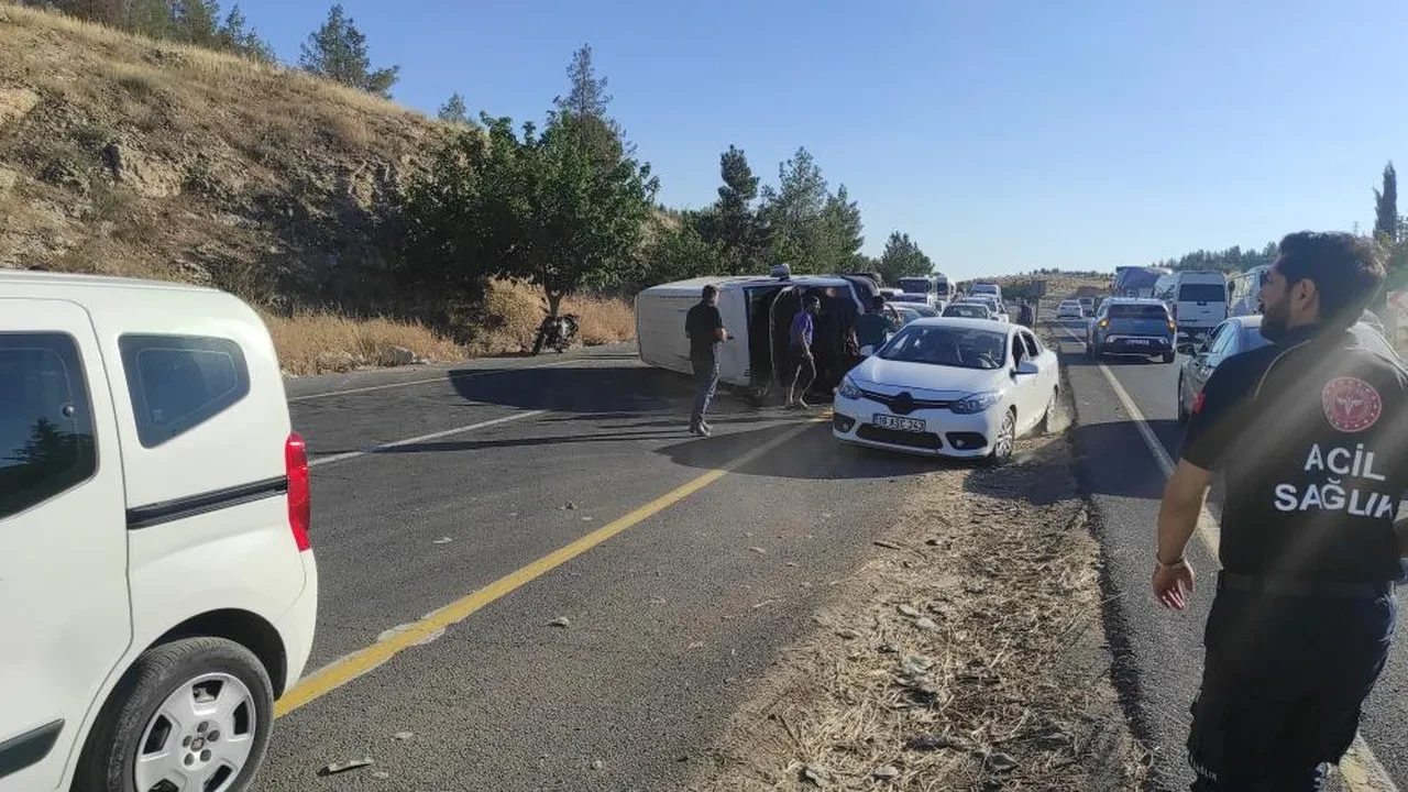 İşçi servisi ile otomobil çarpıştı: Çok sayıda yaralı var