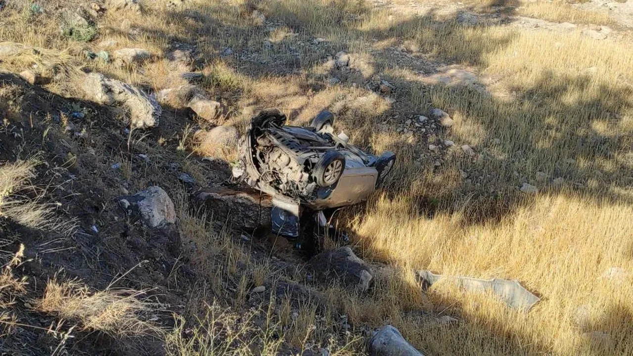 İşçi servisi ile otomobil çarpıştı: Çok sayıda yaralı var