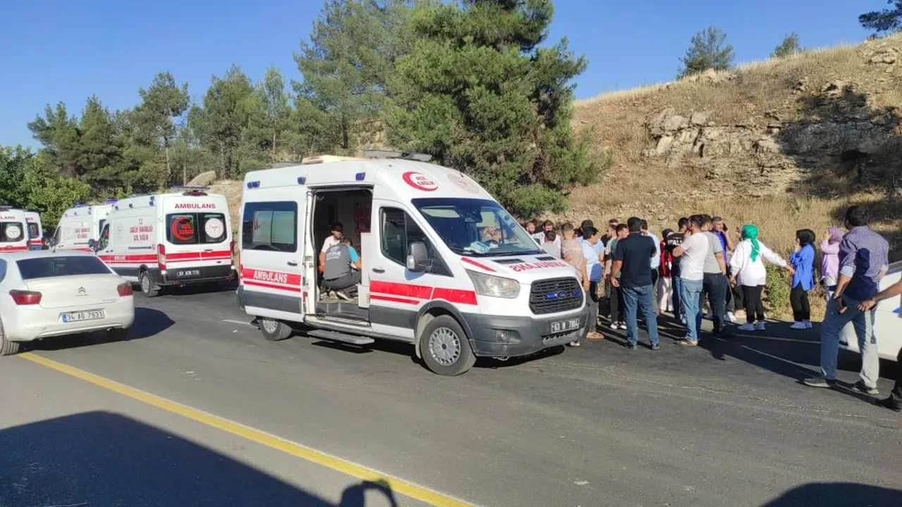 İşçi servisi ile otomobil çarpıştı: Çok sayıda yaralı var