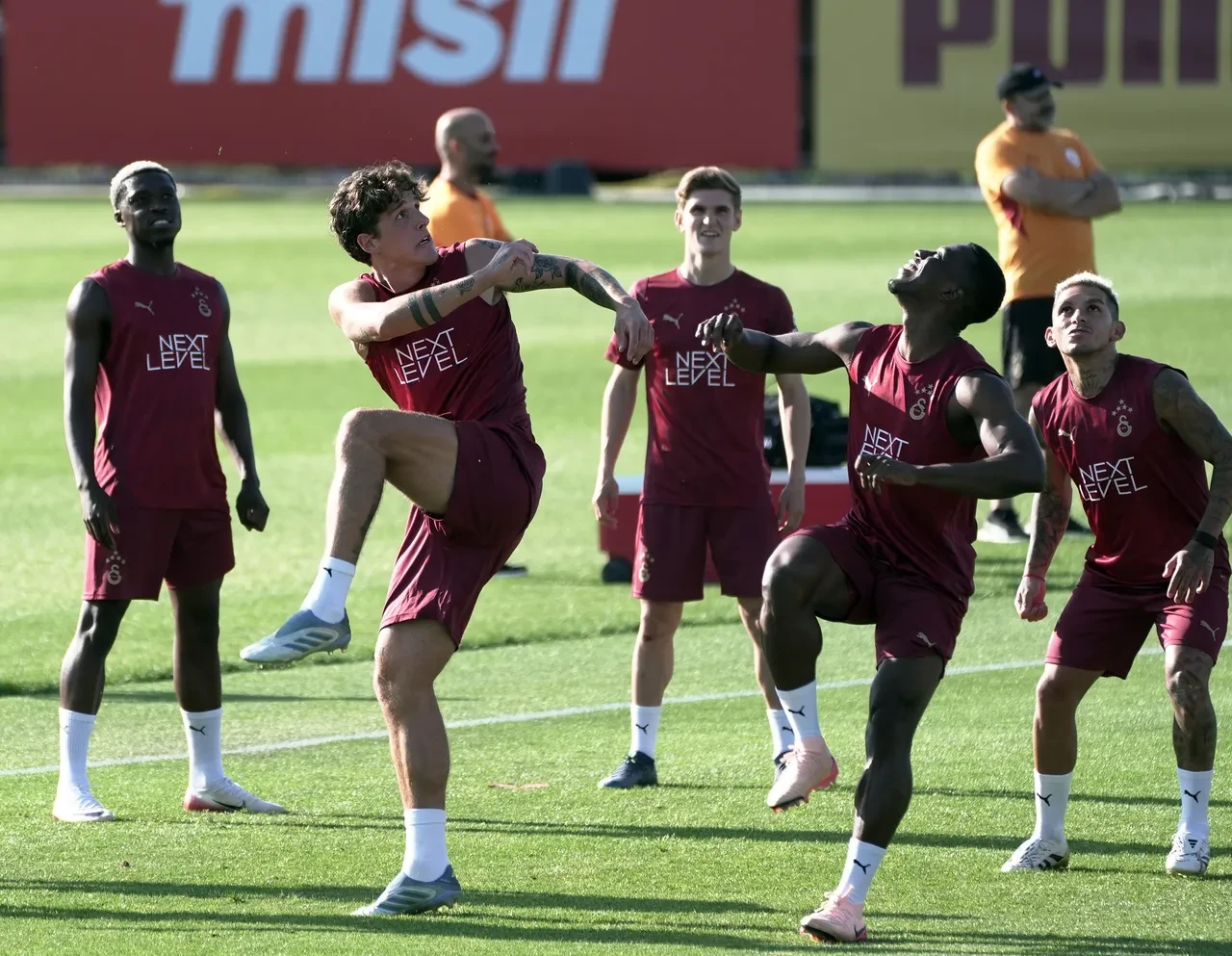 Okan Buruk'tan transfer açıklaması! Osimhen ve Hakan Çalhanoğlu için flaş sözler