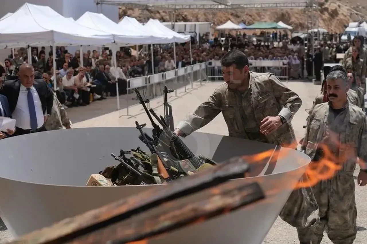 PKK neden silah bıraktı? Silah bırakma görüntüleri paylaşıldı