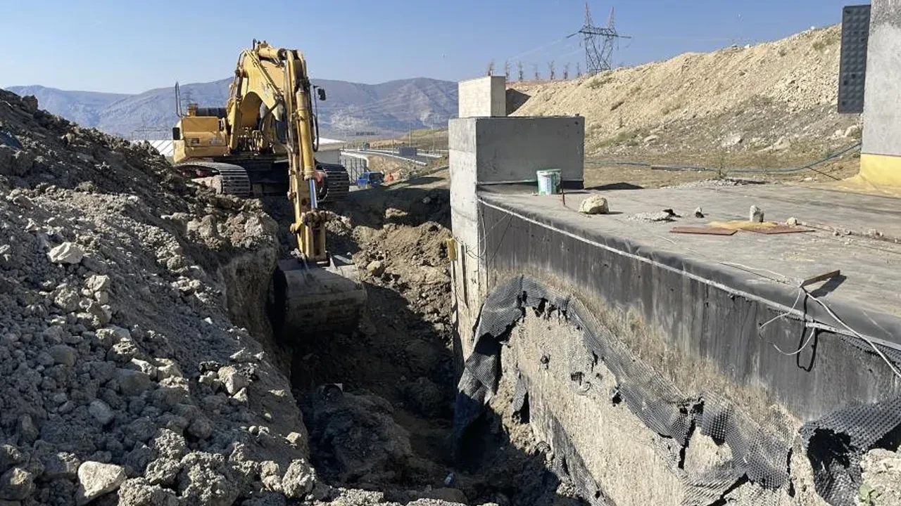 Tünel çevresinde göçük! 2 işçi toprak altında kaldı