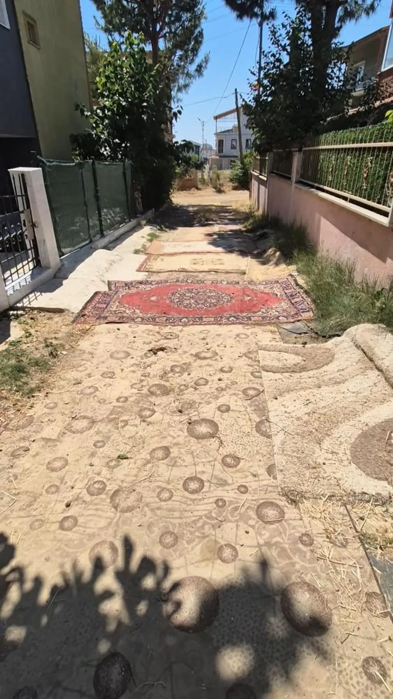 Vatandaşı yol çilesine ilginç çözüm! Öyle bir şey yaptılar ki... 