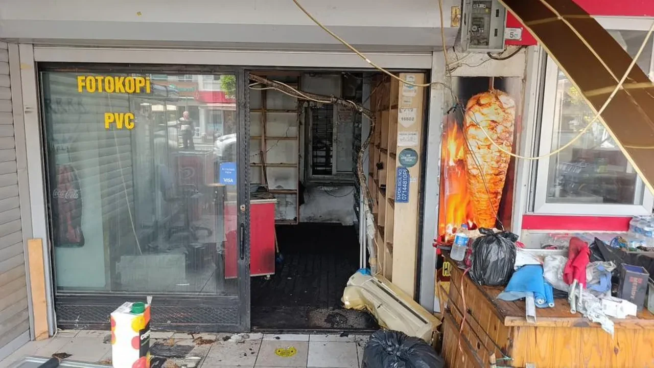 Antalya’da yanan büfe küle döndü