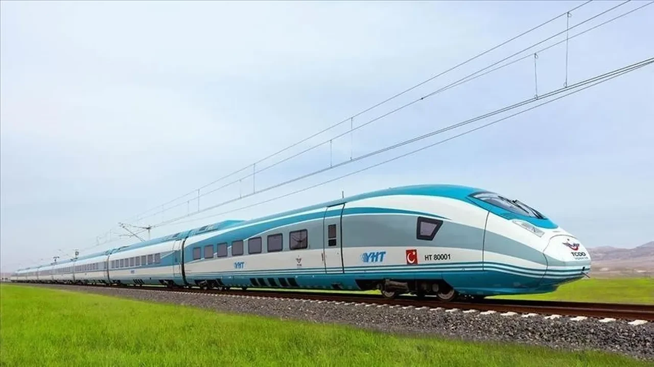 Bakan Uraloğlu açıkladı: Yaz tatilinde YHT'lere ek sefer düzenlenecek