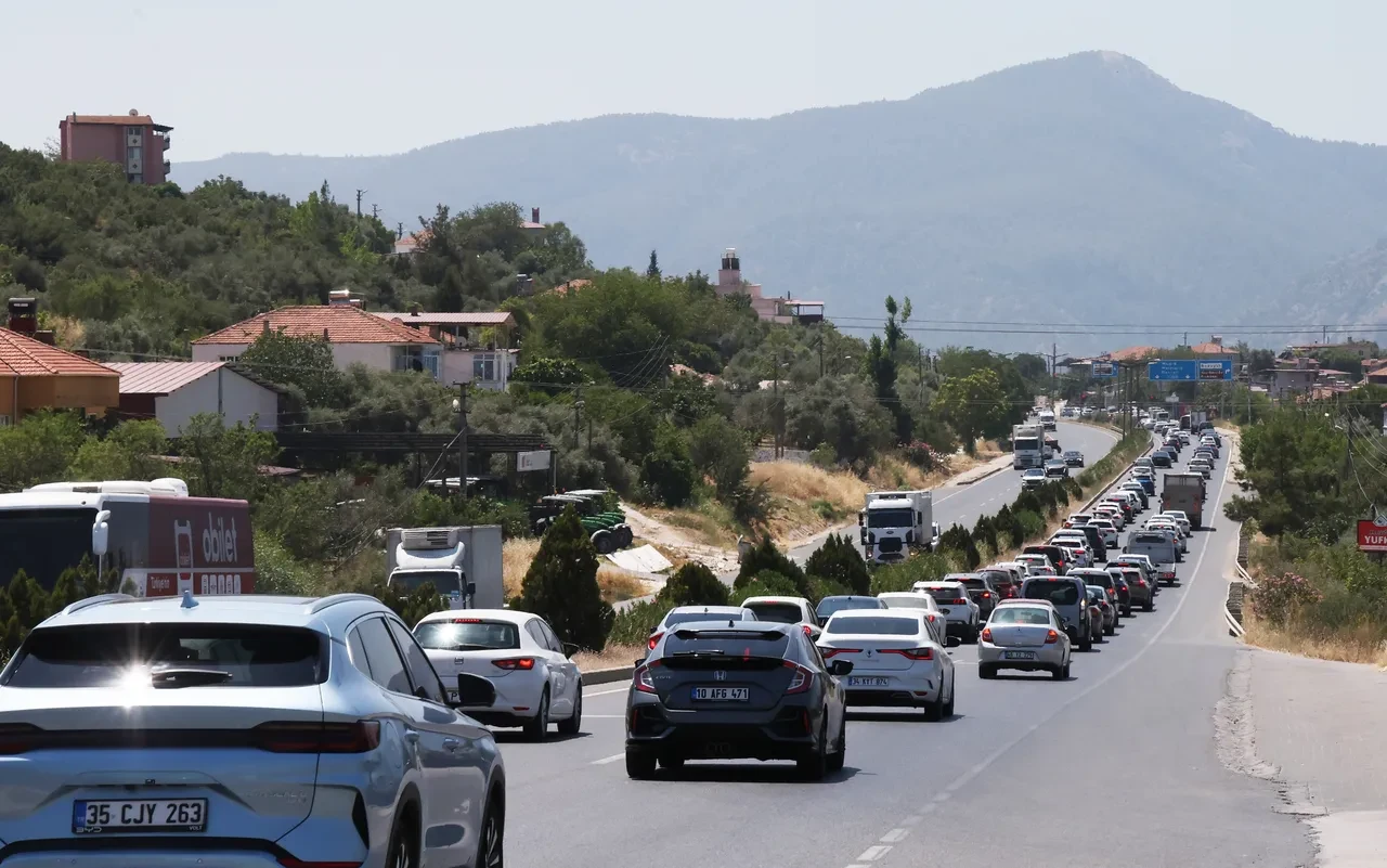 Bir ucu Aydın, diğer ucu Muğla’da! 60 kilometrelik araç kuyruğu oluştu