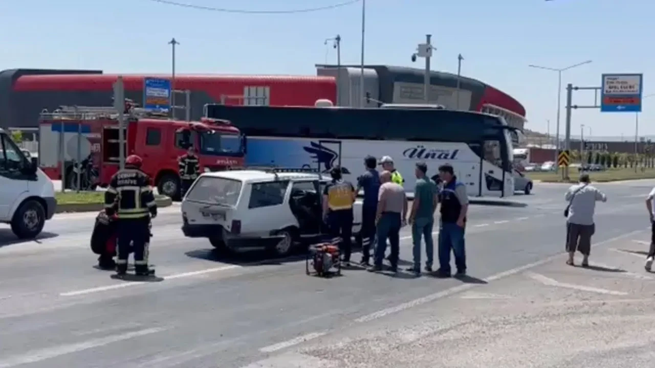 Çorum'da iki otomobil çarpıştı! Yaralılar var