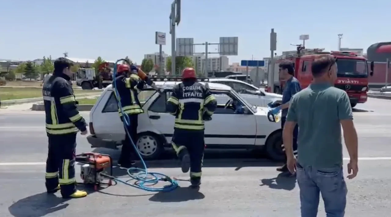Çorum'da iki otomobil çarpıştı! Yaralılar var