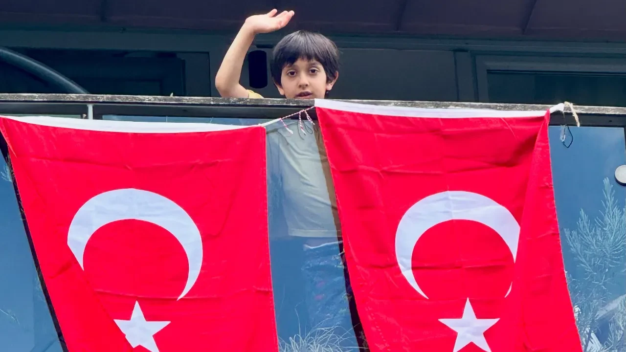 Cumhurbaşkanı Erdoğan'ın bayrak çağrısına İstanbul'dan cevap