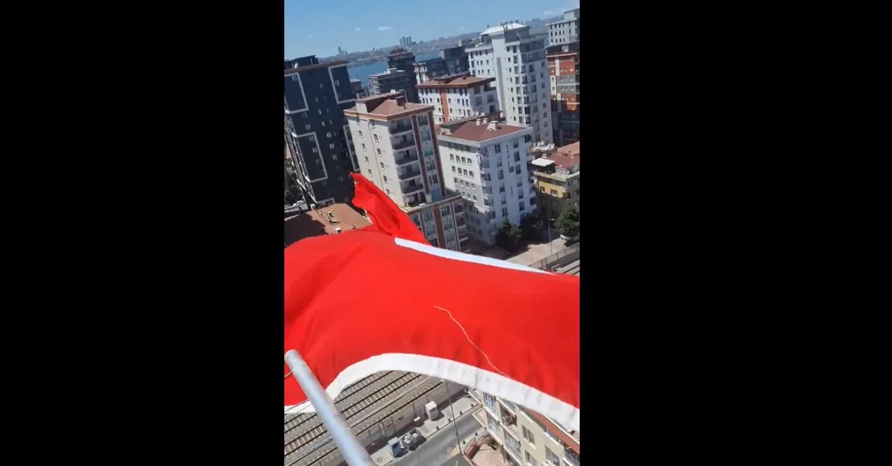 Cumhurbaşkanı Erdoğan'ın bayrak çağrısına İstanbul'dan cevap