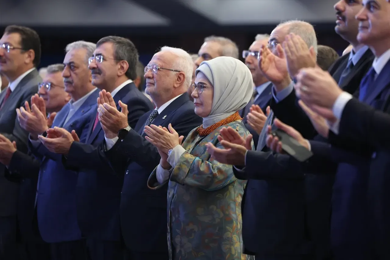Emine Erdoğan gözyaşlarını tutamadı! Tarihi konuşmada tarihi anlar!