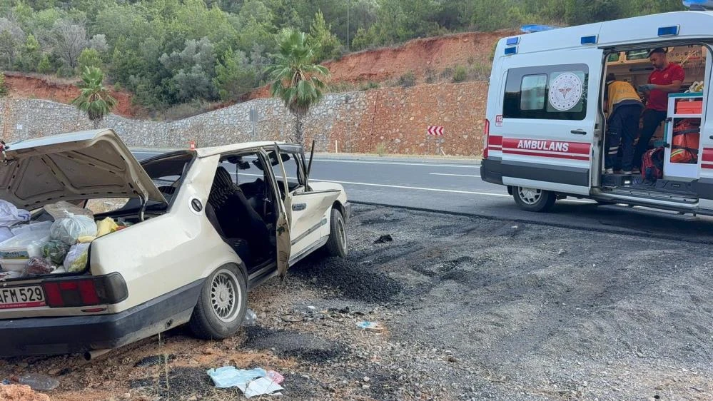 Antalya'da Tofaş takla attı, 5 kişi yaralandı!