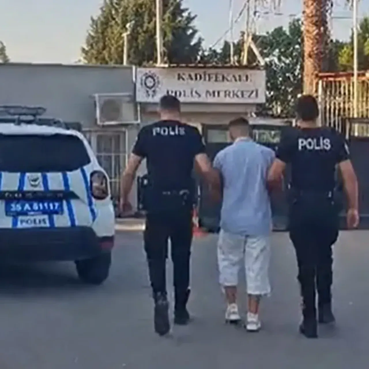 İzmir'de 95 adrese şafak vakti operasyonu: 133 gözaltı