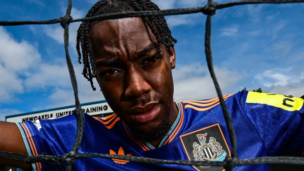 /spor/newcastle-united-614-milyon-euroluk-kanat-transferi-gerceklestirdi-3233626