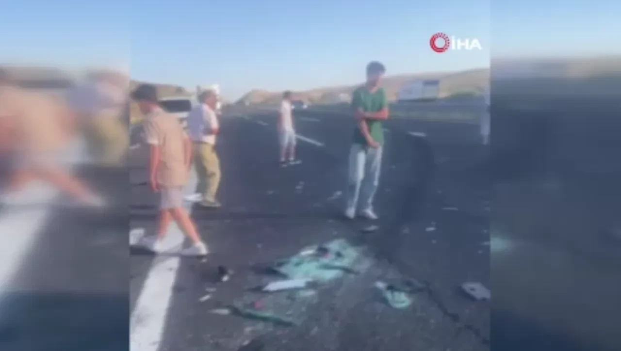 Niğde'de can pazarı! Tır, minibüs ve otomobil çarpıştı: Yaralılar var