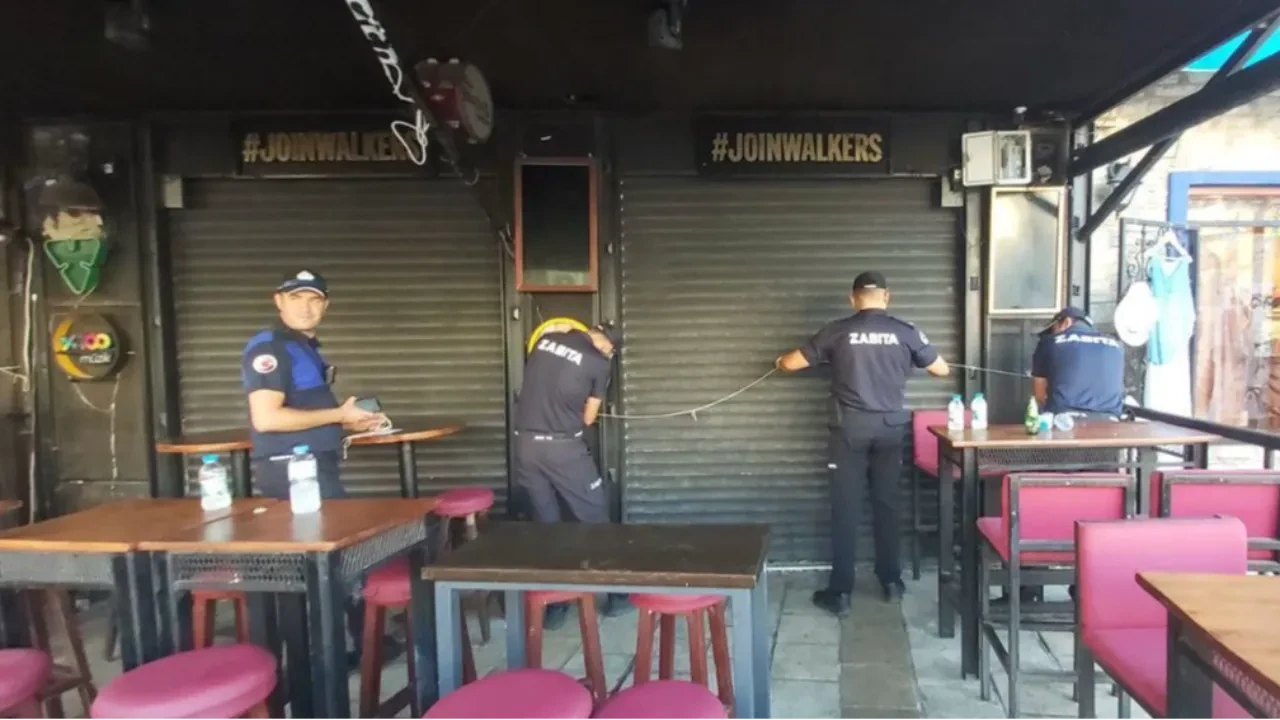 Turistleri rahatsız eden hanutçulara geçit yok! 4 işyeri kapatıldı