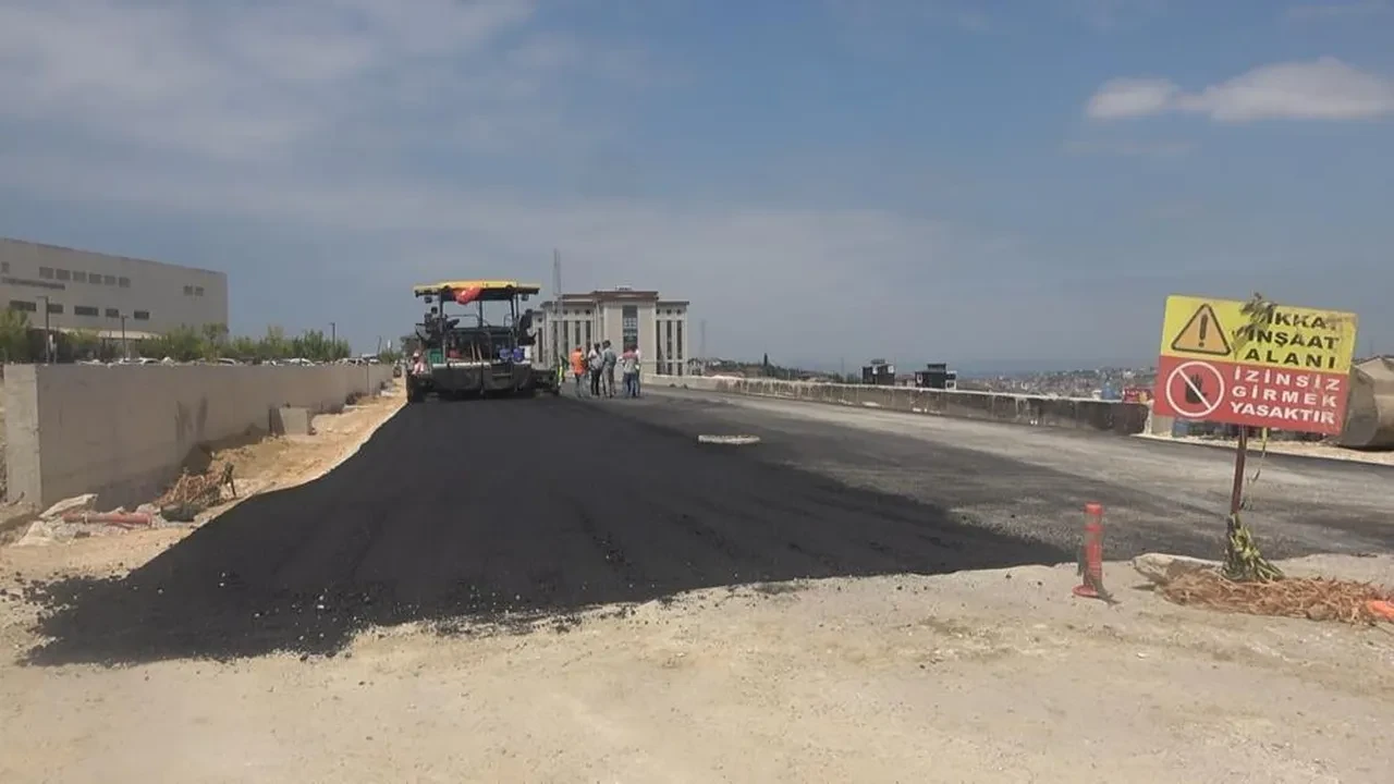 Yalova'da hastane yolunun asfaltı atıldı