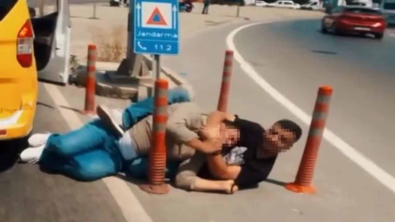 Adana'da ilginç kavga anı! Yol ortasında boğazına yapıştı 