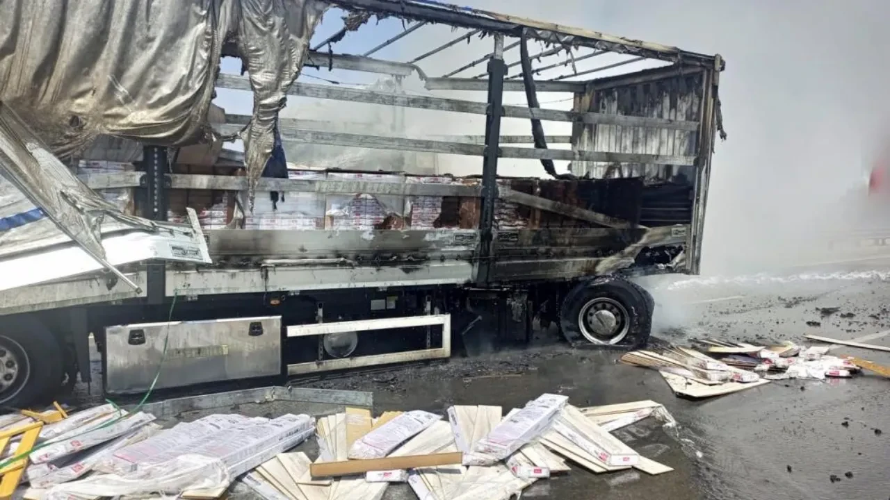 Antalya'da otoyolda korkunç anlar! Mobilya malzemesi yüklü tır alev aldı