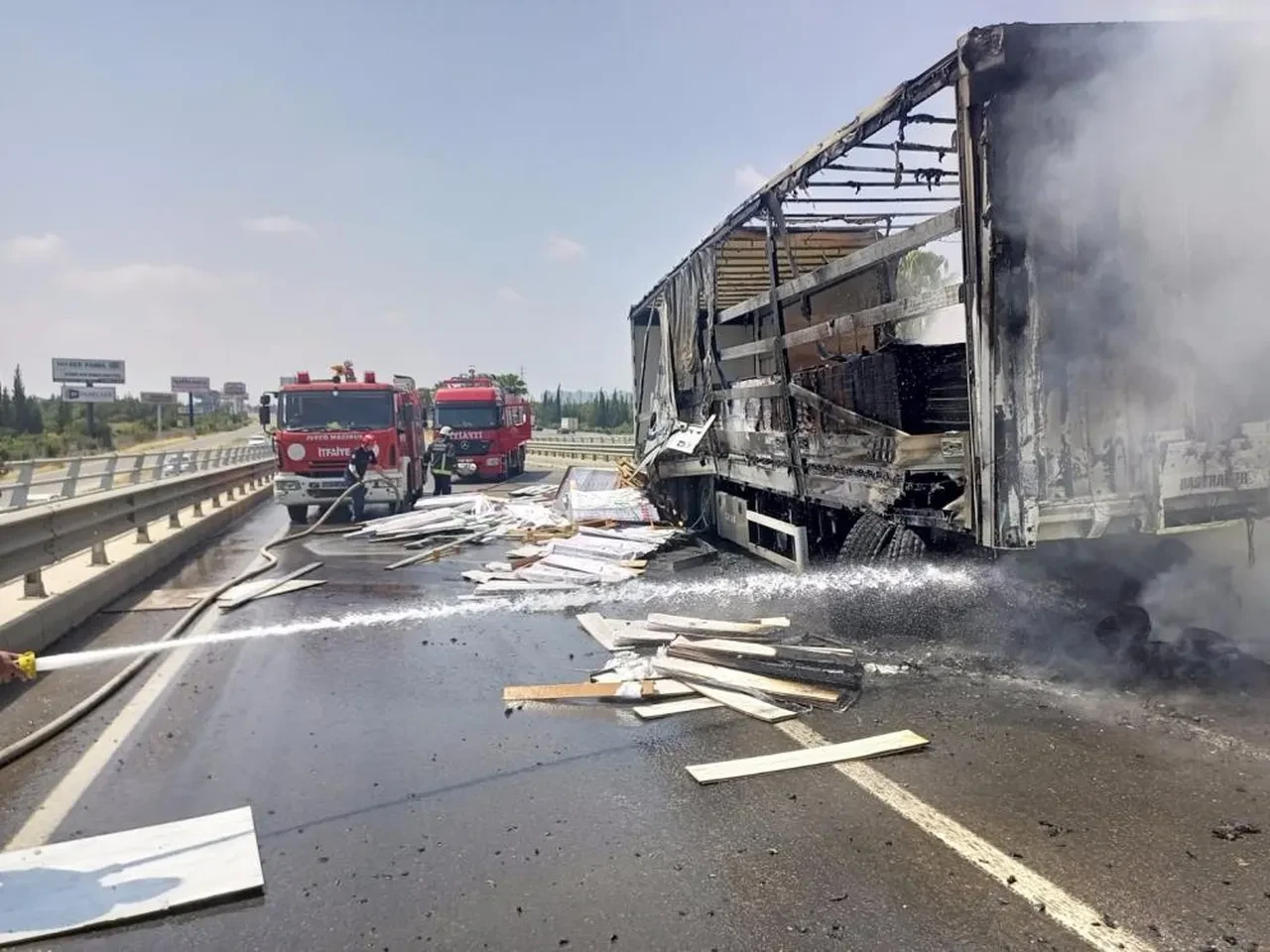 Antalya'da otoyolda korkunç anlar! Mobilya malzemesi yüklü tır alev aldı