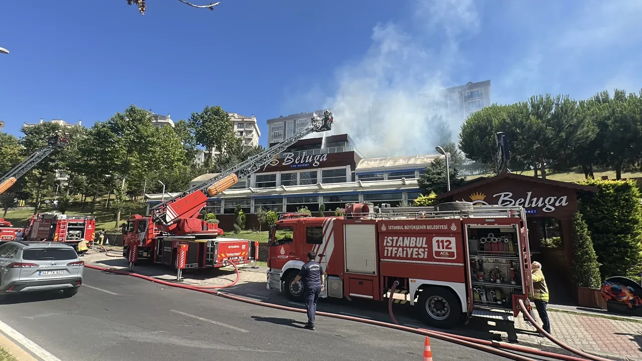Ataşehir'de korkutan yangın! Balık restoranı alevlere teslim oldu