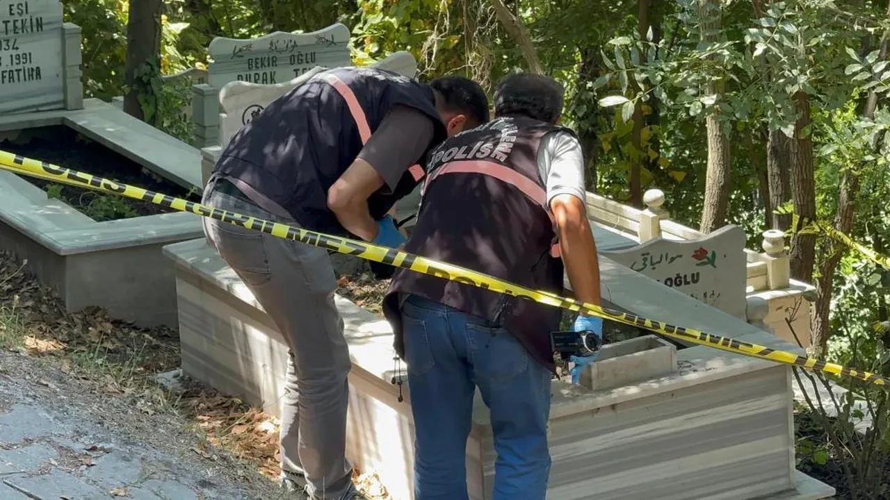 Bartın'da gizemli olay! Mezardan bal mumu bebek ve muska çıktı: Yazılanlar beddua ettirdi