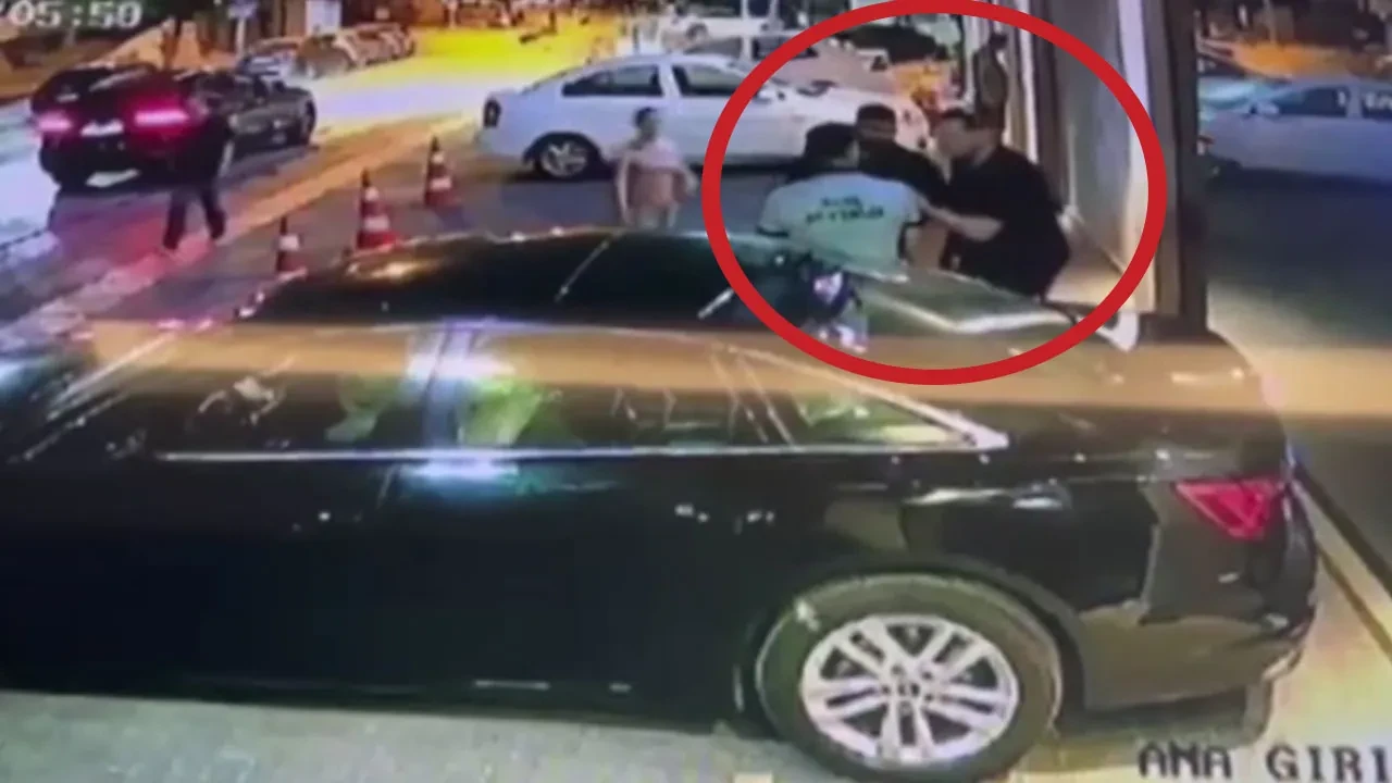 Bina duvarına pisleyen şahıs, kendisini uyaran güvenliğe saldırdı