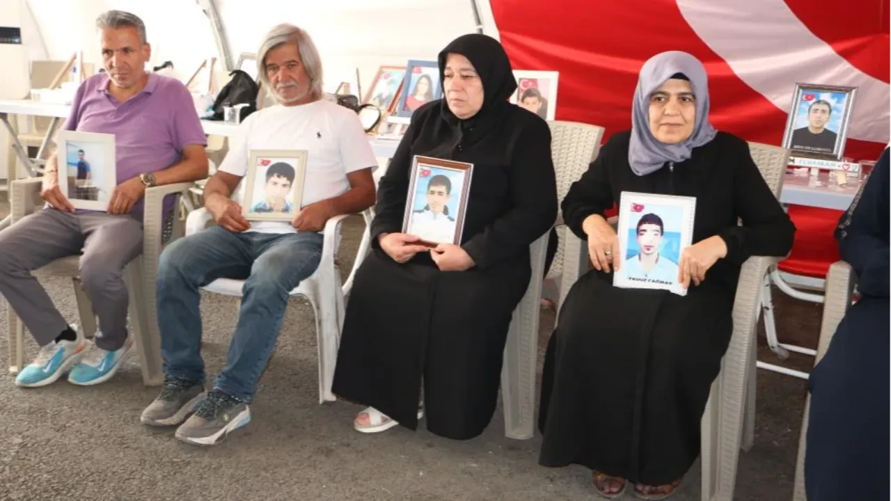 Diyarbakır anneleri PKK'nın silah bırakmasından memnun