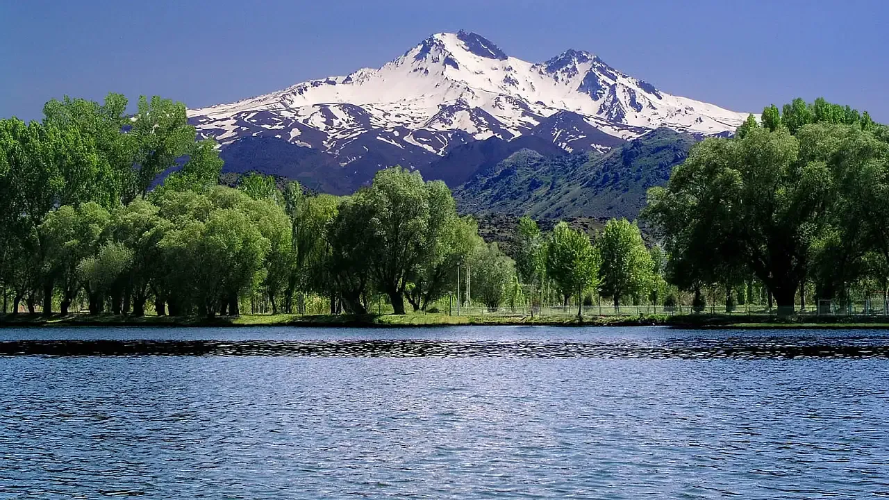 Erciyes Dağı'nda buzul bölgesinde mahsur kaldı! Ekipler yola çıktı