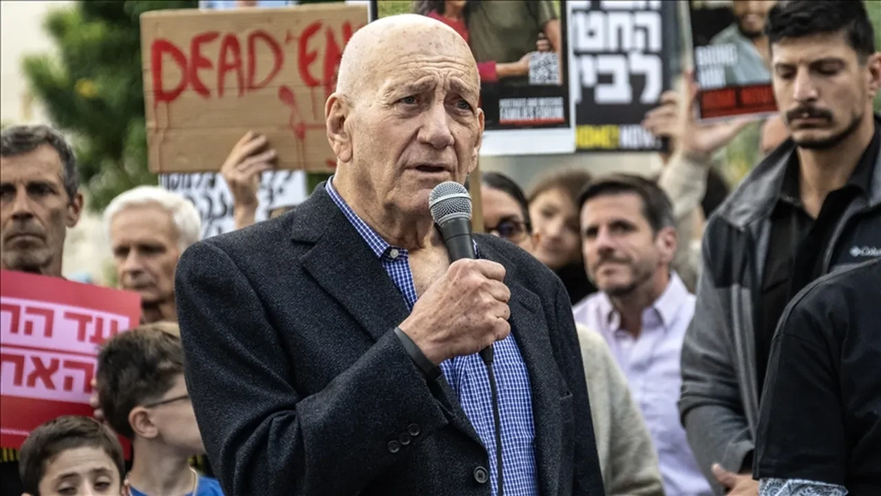 Eski İsrail Başbakanı Olmert'ten Netanyahu'ya sert tepki: Savaş suçu işliyor