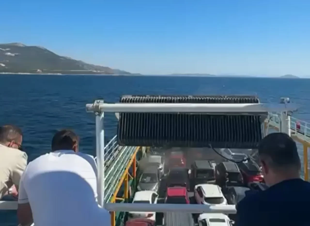 Feribotta yangın çıktı! Denizin ortasında can pazarı: 200 yolcu tahliye edildi