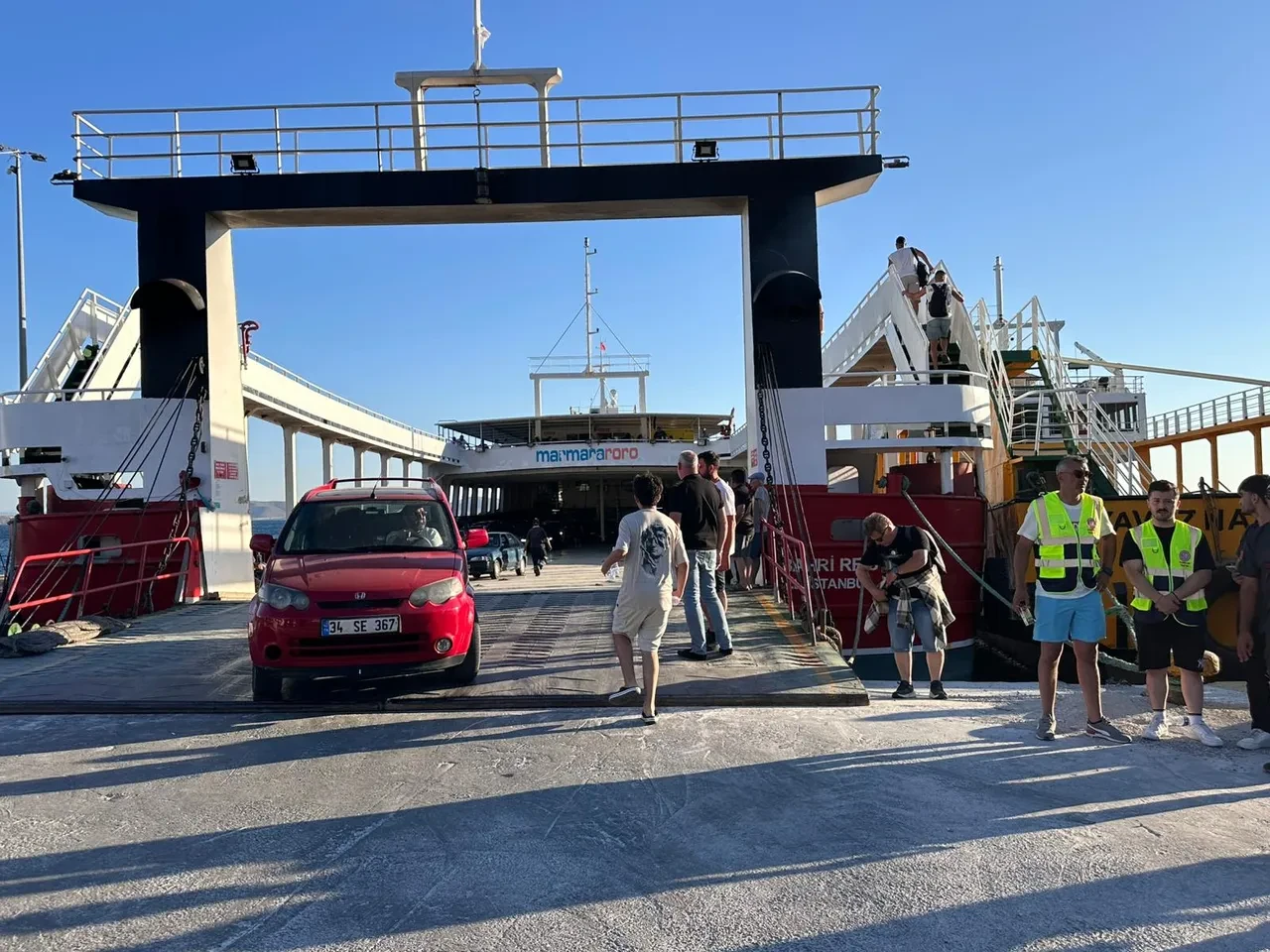 Feribotta yangın çıktı! Denizin ortasında can pazarı: 200 yolcu tahliye edildi