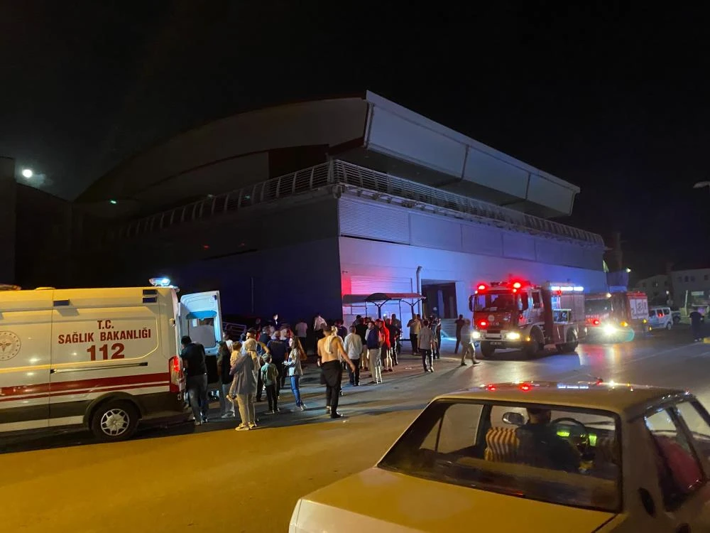 Kocaeli’nin Körfez ilçesinde bir düğün salonda çıkan yangın paniğe neden oldu