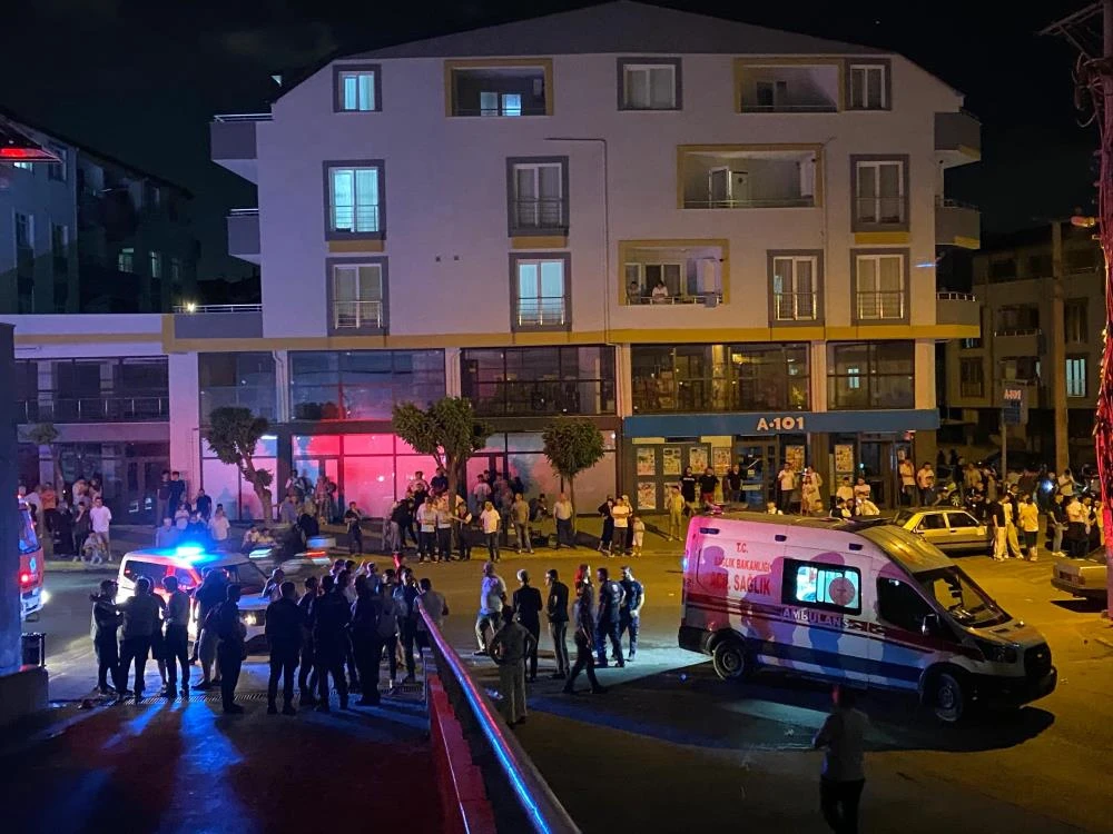 Kocaeli’nin Körfez ilçesinde bir düğün salonda çıkan yangın paniğe neden oldu