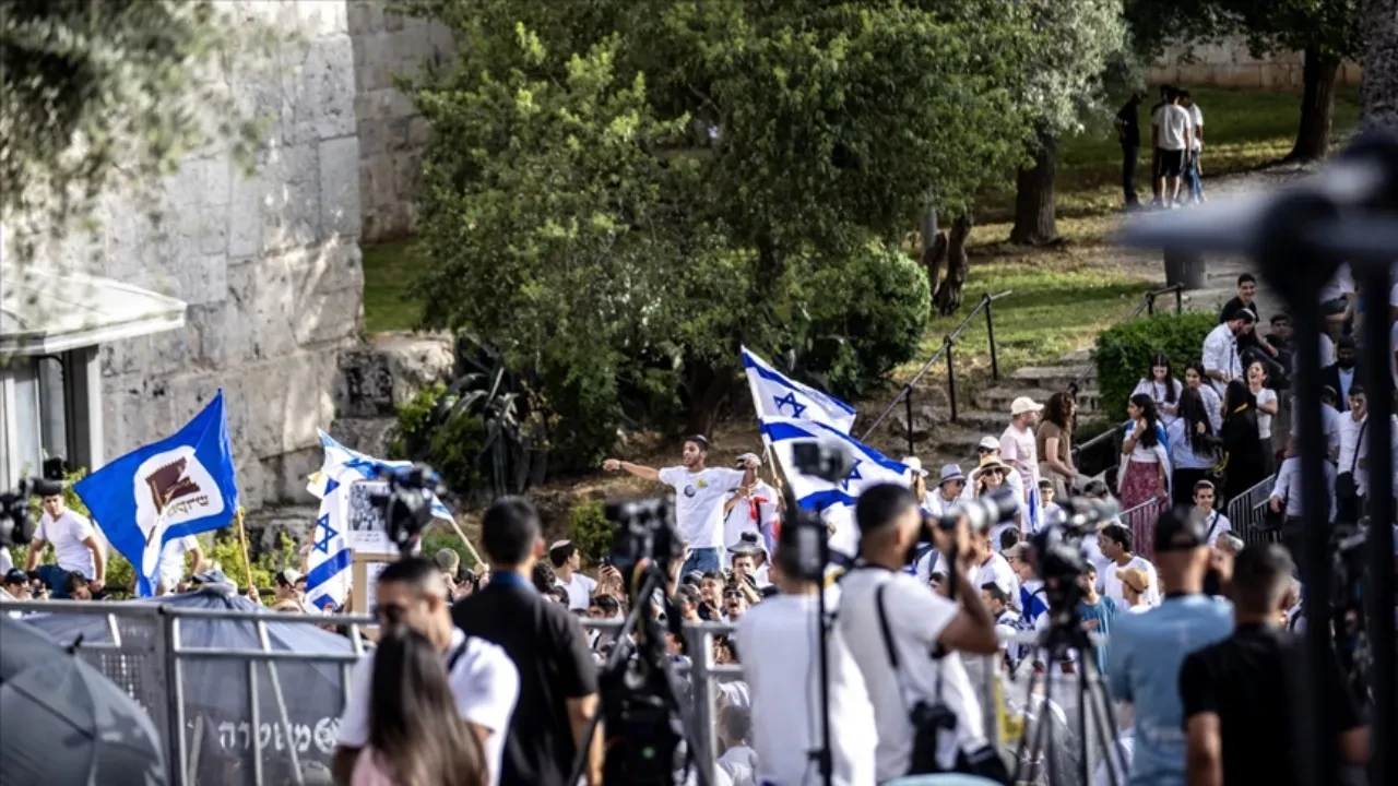 İşgalci İsrailler, Mescid-i Aksa'ya polis korumasında baskın düzenledi