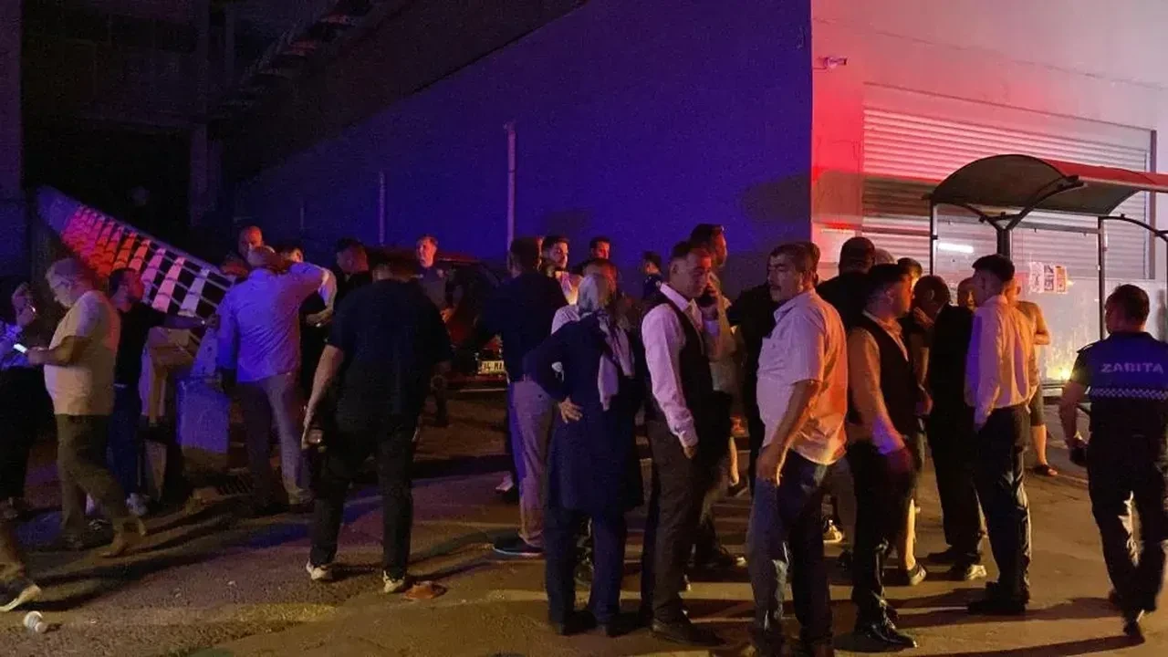 Kocaeli’nin Körfez ilçesinde bir düğün salonda çıkan yangın paniğe neden oldu