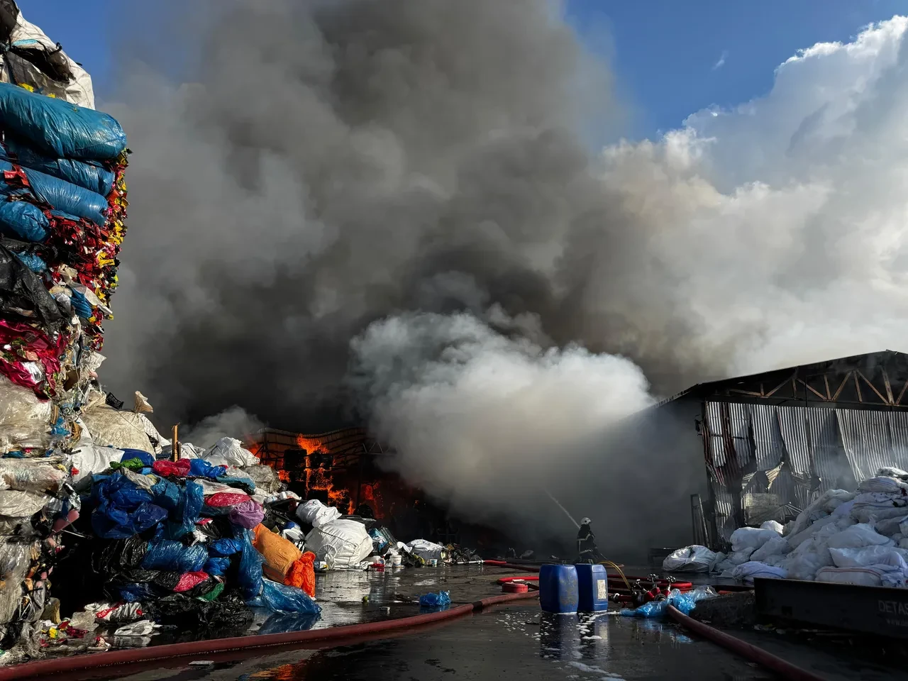 Ordu'da geri dönüşüm tesisinde korkutan yangın: Alevler tesisi sardı!