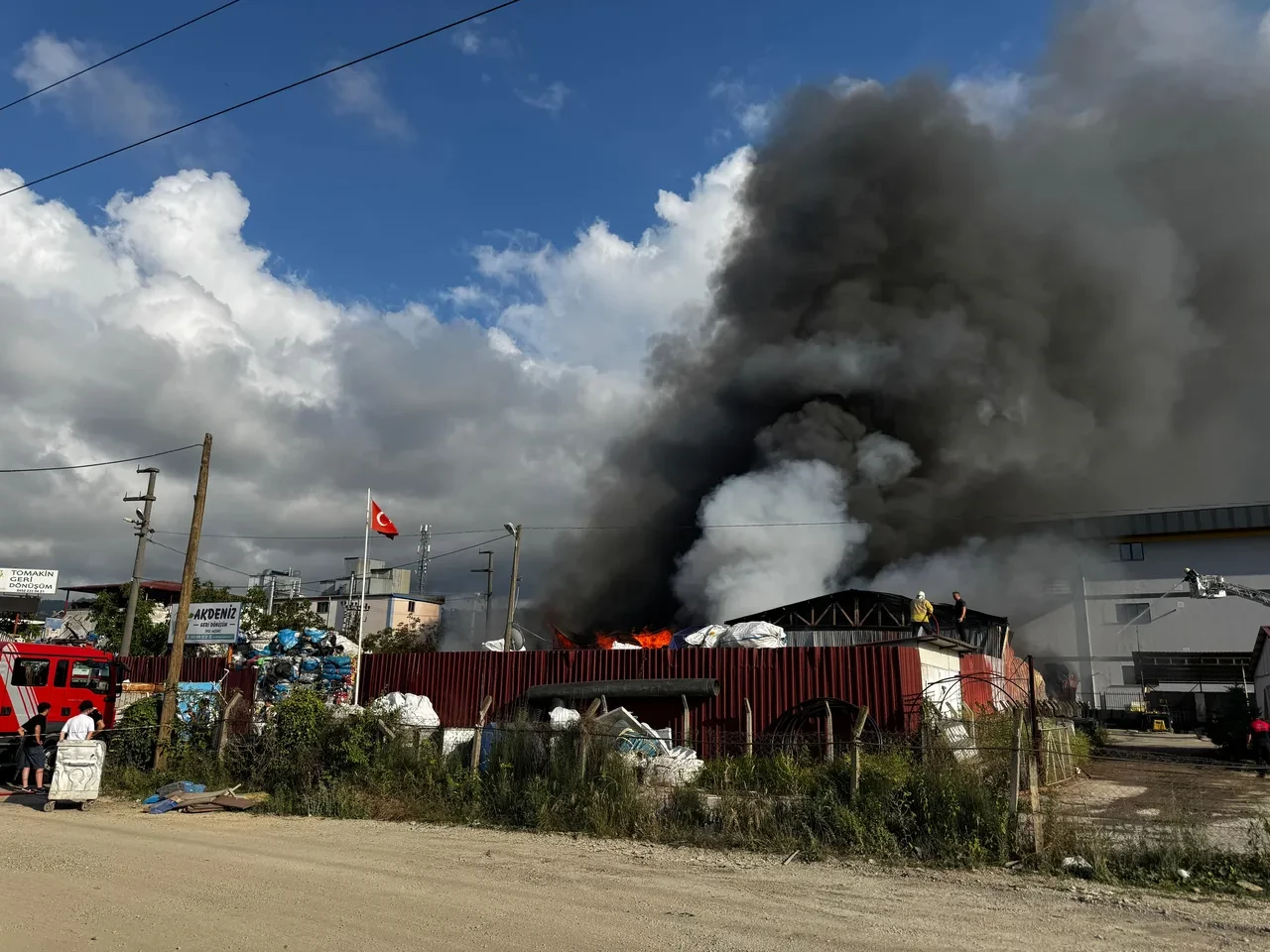 Ordu'da geri dönüşüm tesisinde korkutan yangın: Alevler tesisi sardı!