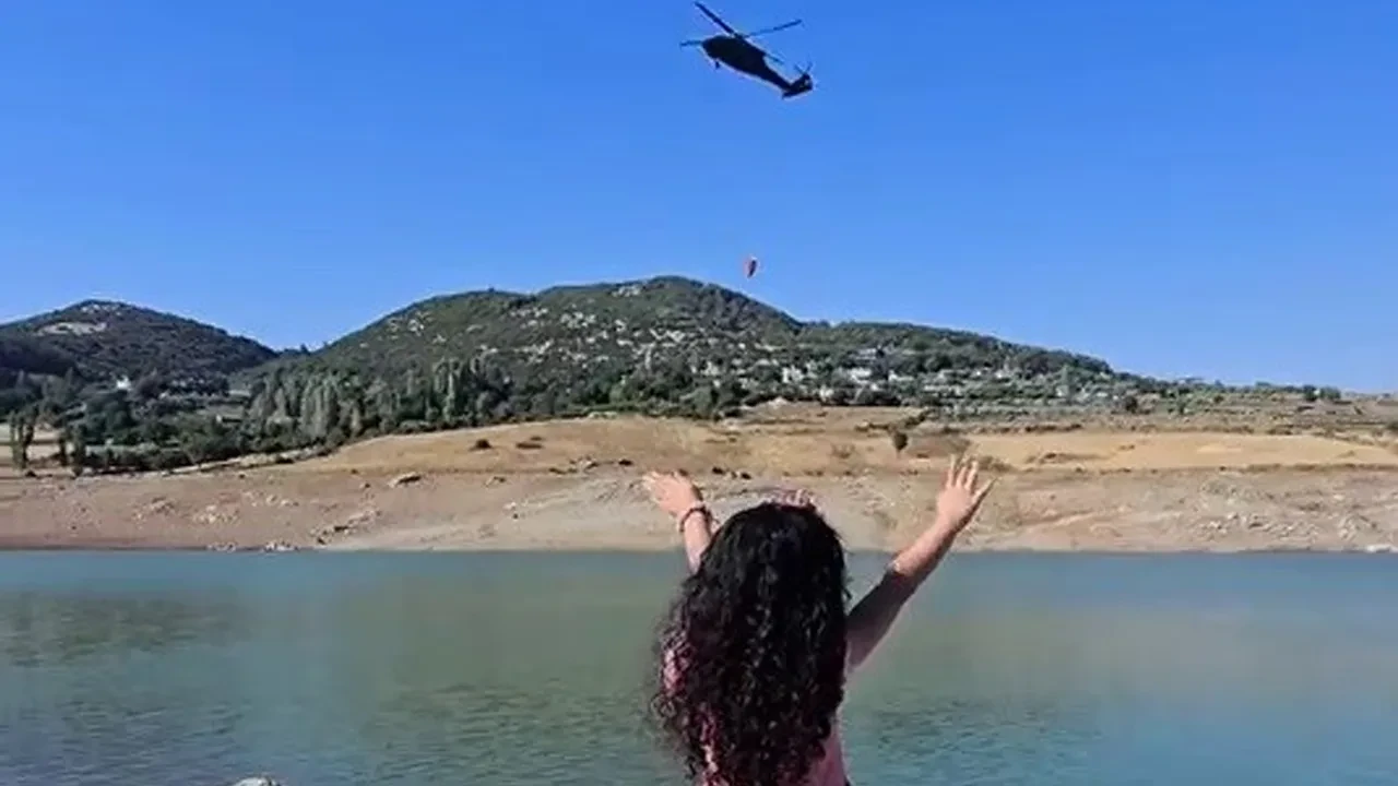 Skorsky pilotundan yürek ısıtan hareket! Kız çocuğunun selamını karşılıksız bırakmadı