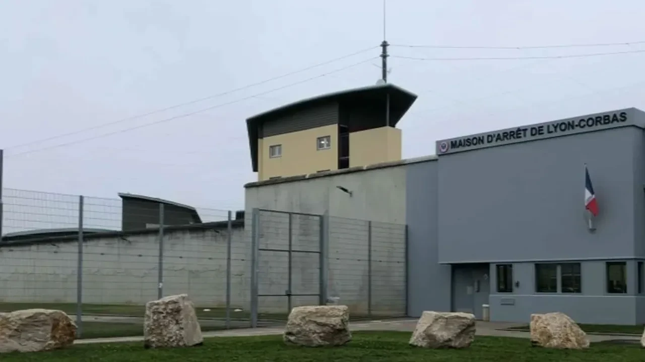 Tahliye olan arkadaşının valizinde hapishaneden firar etti