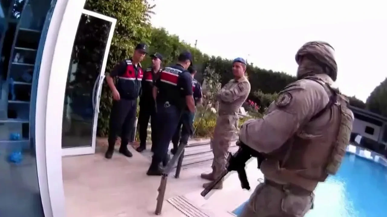 Yüzlerce kişiyi dolandırıp 1 milyarlık servet yapmışlar! Operasyon anı kamerada 