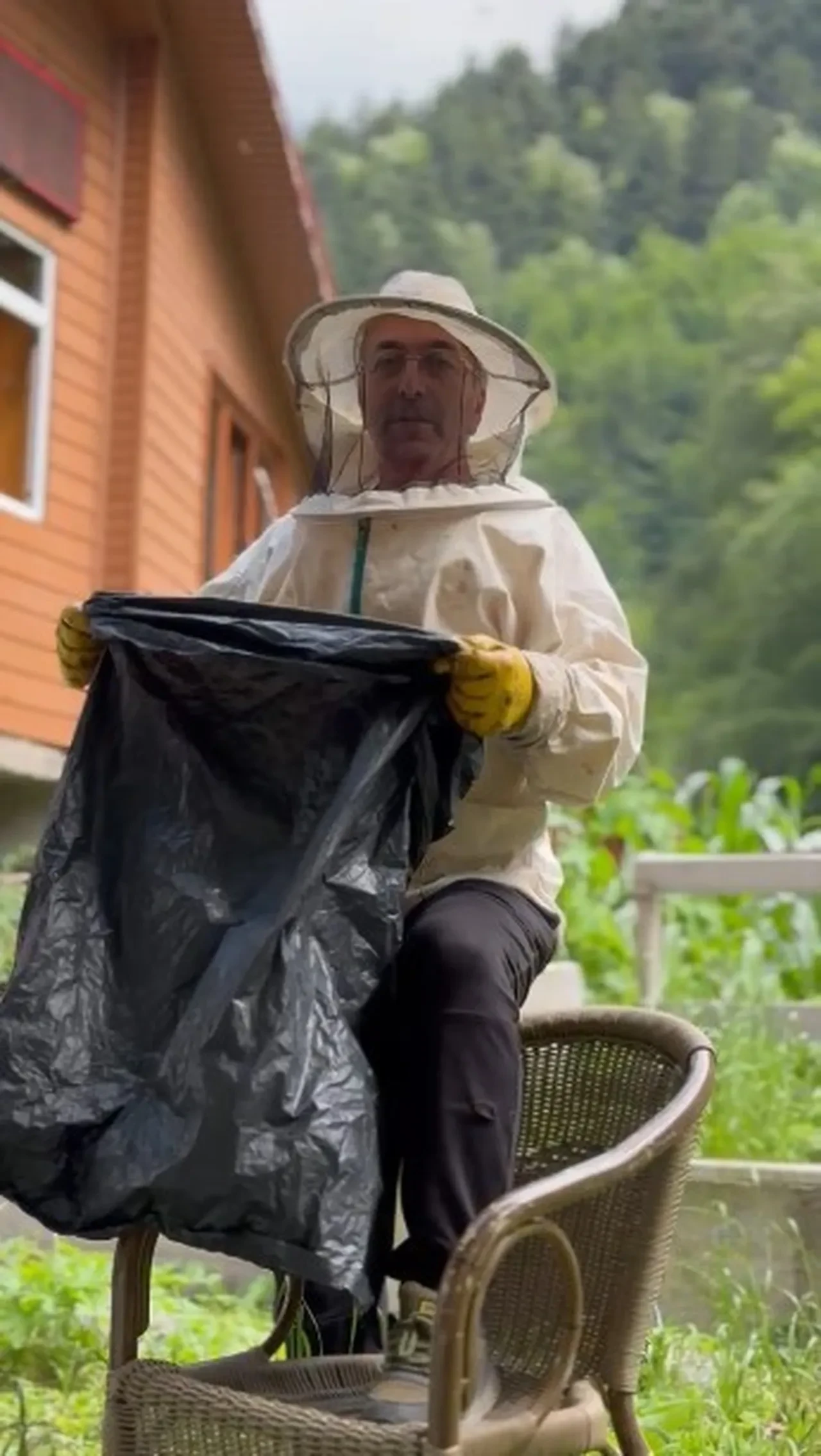 Arılar evi adeta istila etti! Çocuklarını korumak isteyen anne, tencere kapağını kalkan yaptı