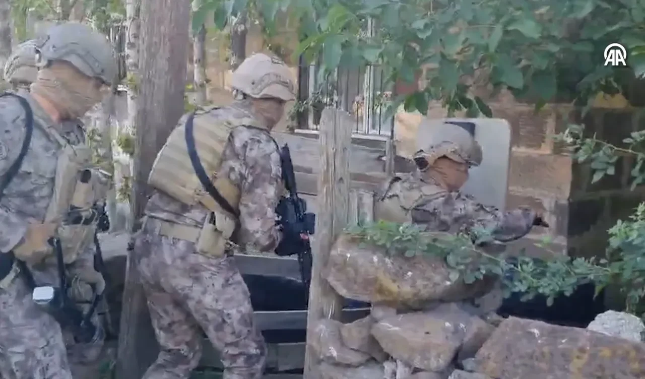 Bitlis merkezli 6 ilde büyük operasyon! Çok sayıda tabanca ve harita ele geçirildi