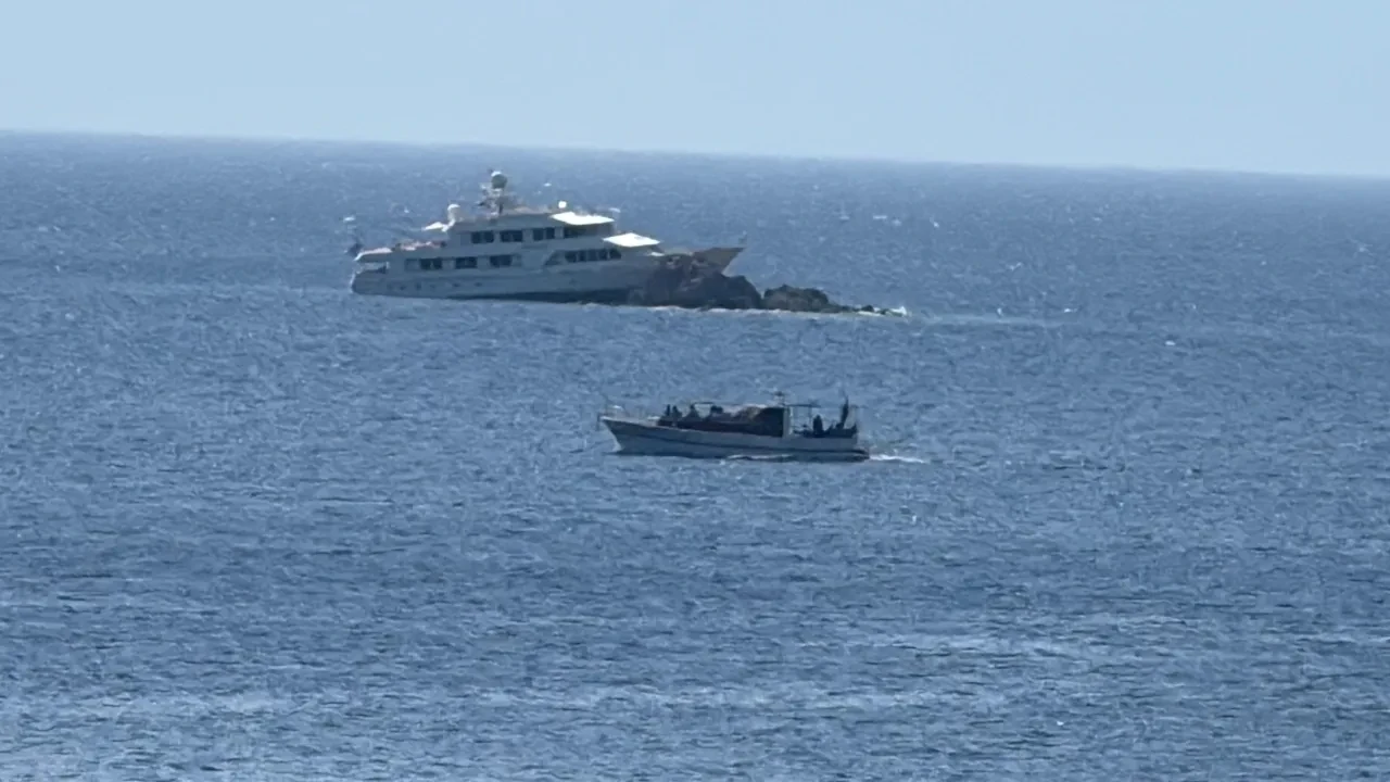 Bodrum'da 39 metrelik lüks yat kayalıklara çarptı! İşte o anlar  