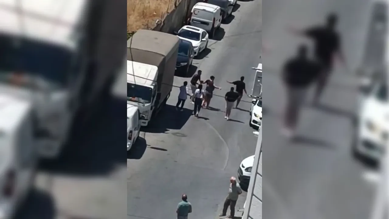 Cam parçalarıyla birbirlerine saldırdılar! Dehşet veren anlar kamerada