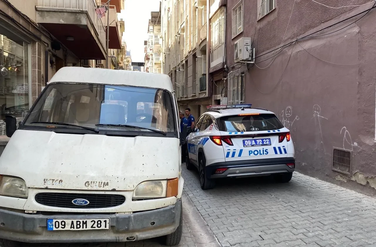 Duyduğu sesle kocasının yanına koştu! Boğazında sıkılı kemeri görünce dehşete düştü