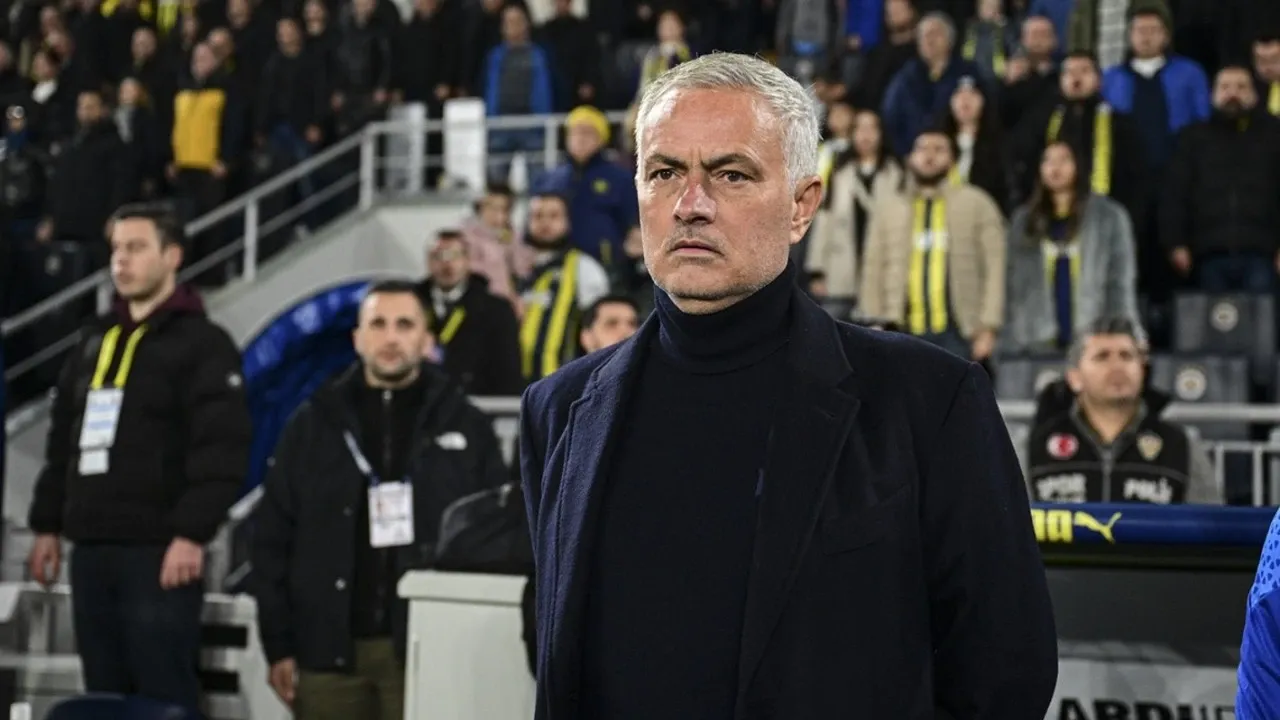 Fenerbahçe'de ayrılık kesinleşti! Mourinho 3 ismi gönderiyor